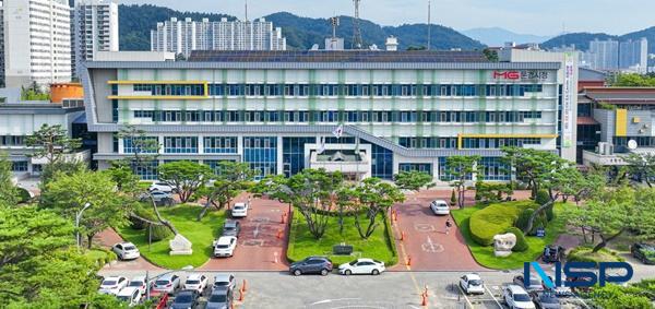 NSP통신-문경시는 2025년 3월 26일부터 실효성 있는 인구증가 효과와 신혼부부의 실질적인 지역 정착을 유도하기 위해 유명무실한 지원 시책을 정비하고 현실적인 지원방안을 마련한 문경시 인구증가시책 지원조례를 개정해 시행한다고 밝혔다. (사진 = 문경시)