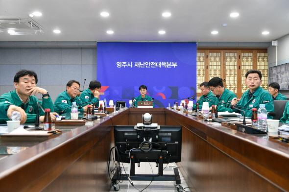 NSP통신-영주시 인근 산불확산에 따른 1차 주민대피 실시, 3.26 긴급회의 통해 이산·평은·문수·장수면 주민 우선 대피 (사진 = 영주시)