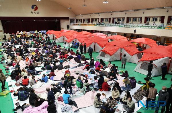 NSP통신-영양군은 영양군 석보면 답곡리 답곡터널 인근에서 지난 25일 오후 6시경 발생해 현재까지 계속되고 있는 산불을 진압하기 위해 총력을 다하고 있다. (사진 = 영양군)