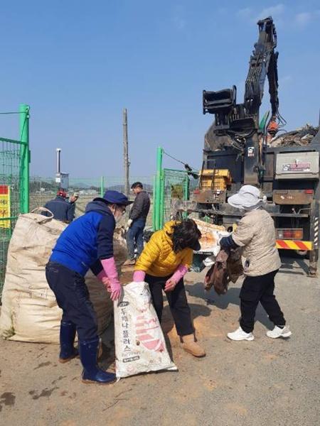 NSP통신-나주시 쓰레기 정화 활동. (사진 = 나주시)