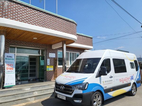 NSP통신-영천시는 31일 대형 산불로 재난지역으로 선포된 경북 영양군에 정신건강 전문인력과 이동상담 차량을 긴급 지원했다. (사진 = 영천시)