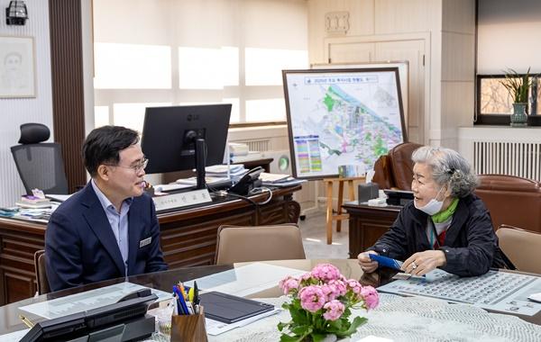 NSP통신-진교훈 강서구청장(왼쪽)이 산불 피해 복구 성금을 기부하기 위해 강서구청을 찾은 화곡6동 김진순(80) 씨와 대화하고 있다. 이날 김 씨는 산불 피해 이재민을 위한 성금 5백만 원을 기탁했다. (사진 = 강서구)