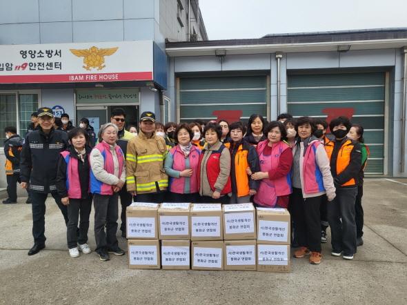 NSP통신-생활개선봉화군연합회는 찹곡찰떡 400개, 현미가래떡 200개, 쌀카스테라 500개, 김밥 600인분을 만들어 피해주민과 소방관, 산불특수진화대원, 자원봉사자를 위해 안동, 청송, 영양에 간식을 전달했다. (사진 = 봉화군)