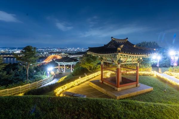 NSP통신-행주가(街) 예술이야(夜) 정상에서 내려다 본 풍경 (사진 = 고양시)