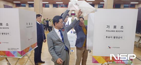NSP통신-투표소 점검하는 정인화 광양시장 (사진 = 광양시청)