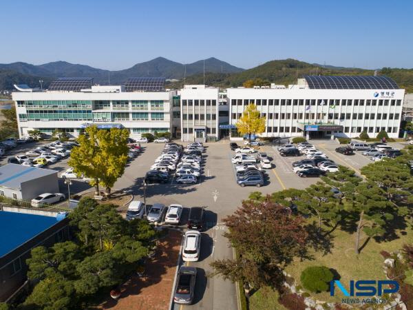 NSP통신-재대구영덕향우회 권재득 회장이 산불로 고통받고 있는 고향을 돕기 위해 지난달 28일 영덕군에 고향사랑 산불 긴급 모금 1000만 원과 일반성금 5000만 원을 기부했다. (사진 = 영덕군)