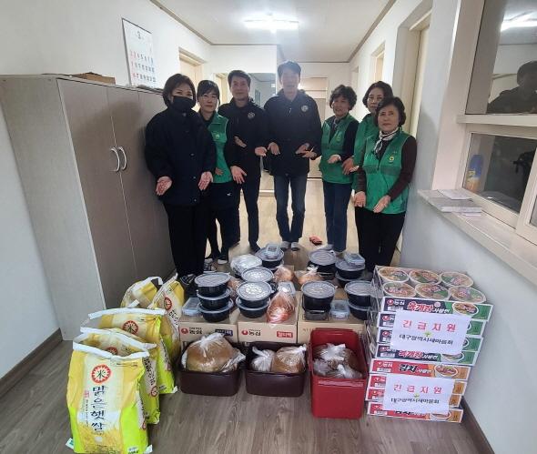 NSP통신-안동시는 앞으로도 여러 단체와 민관협력으로 각 대피소와 피해지역에 자원봉사자를 배치하는 등 다양한 형태로 이재민 지원에 나설 예정이다. (사진 = 안동시)