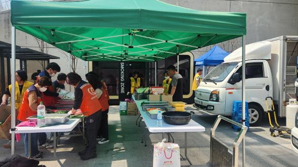 NSP통신-각계각층에서 안동시 산불피해 이재민들을 돕기 위한 급식 제공 및 구호물품 지원 등 다양한 손길이 이어지고 있다. (사진 = 안동시)