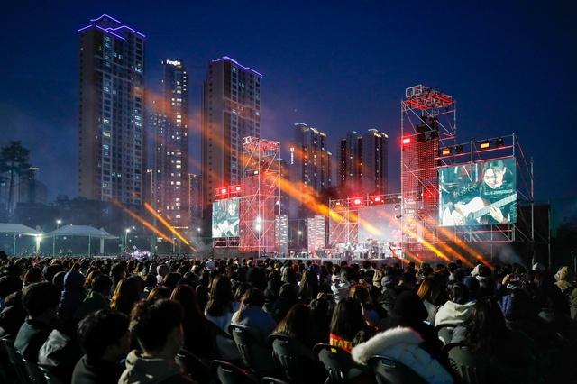 NSP통신-지난달 21일 동탄여울공원에서 열린 화성특례시민의날 콘서트 모습. (사진 = 화성시)