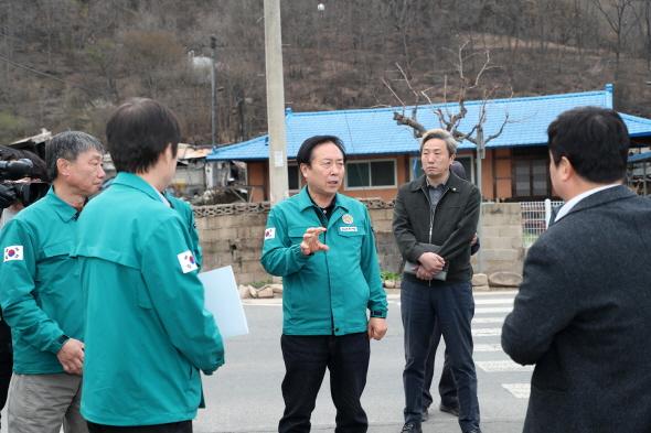 NSP통신-안동시 산불 피해 지역에 임시조립주택 공급… 신속한 복구 총력, 일직면 명진리에 임시조립주택 설치를 위한 측량 실시 (사진 = 안동시)