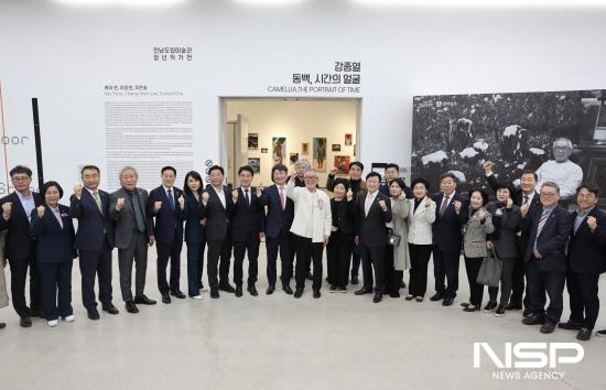 NSP통신-강종열 초대전 개막식 참석자 기념 찰영 (사진 = 전남도의회)
