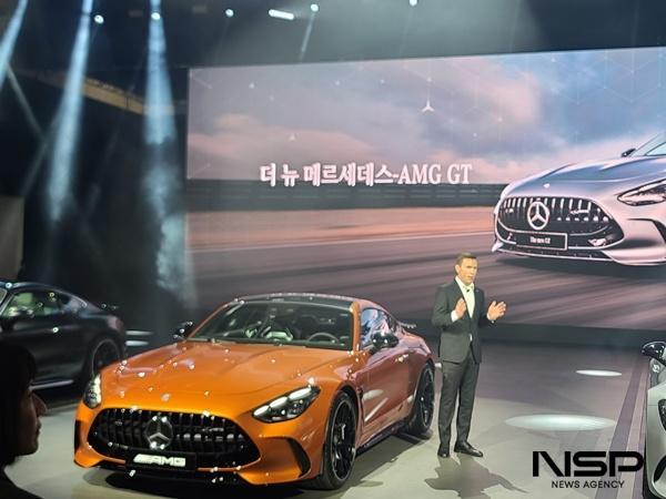NSP통신-마티아스 바이틀 메르세데스 벤츠 코리아 대표이사와 AMG GT 63 S E 퍼포먼스 (사진 = NSP통신)