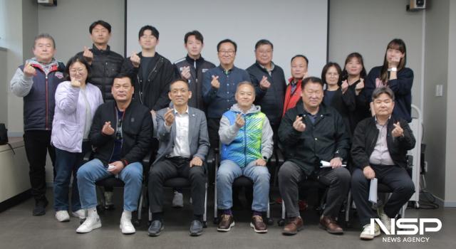 NSP통신-경기도체육회관 2층에서 개최된 농아인축구대회를 위한 대표자회의 후 기념촬영 모습. (사진 = 김종식 기자)