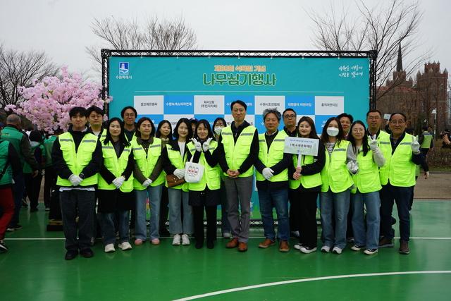 NSP통신-2일 수원문화재단 오영균 대표(앞줄 가운데 좌측 남성)와 임직원들이 나무심기행사에서 기념촬영을 하는 모습. (사진 = 수원문화재단)