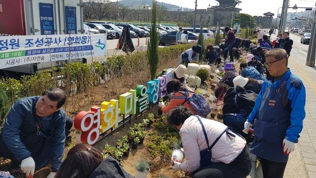 NSP통신-3일 영화동 주민들이 손바닥정원을 조성하는 모습. (사진 = 수원시)