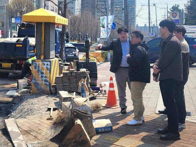 NSP통신-3일 배지환 수원시의원(왼쪽 첫번째)이 관계자들과 도로침하 현장을 점검하는 모습. (사진 = 배지환의원)