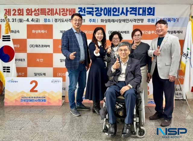 NSP통신-3일 경기도사격 테마파크에서 열린 제2회 화성특례시장배 전국장애인사격대회 시상식에 이용운 화성시의원(맨앞)과 화성특례시장애인사격연맹 임원들이 참석해 선수들을 격려했다. 사진은 기념촬영 모습. (사진 = 김종식 기자)