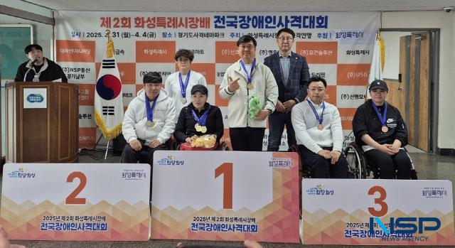 NSP통신-화성특례시장애인사격연맹 임원들이 선수들에게 메달을 수여하고 기념촬영 하는 모습. (사진 = 김종식 기자)