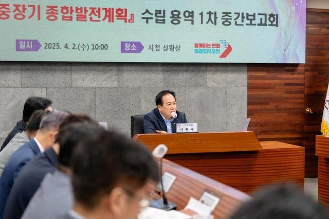 NSP통신-2일 이권재 오산시장이 중간보고회에서 발언을 하는 모습. (사진 = 오산시)