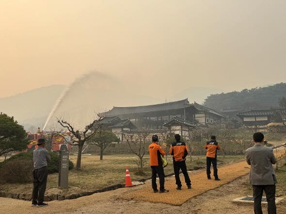 NSP통신-안동시는 산불 진화에 따라 피해조사반을 구성하고 전문가들과 함께 소실된 유산에 대한 구체적인 피해 상황을 조사해 복구 방안을 수립하고 있다. (사진 = 안동시)