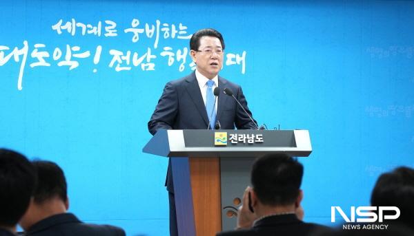 NSP통신-김영록 전라남도지사가 4일 오전 도청 브리핑룸에서 윤석열 대통령 탄핵 인용에 따른 대도민 담화문을 발표하고 있다. (사진 = 전남도)