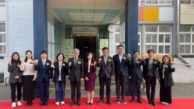 NSP통신-성남시 수정 성남늘봄공유학교 개소식 참석자들이 기념촬영을 하고 있다. (사진 = 최만식 의원실)