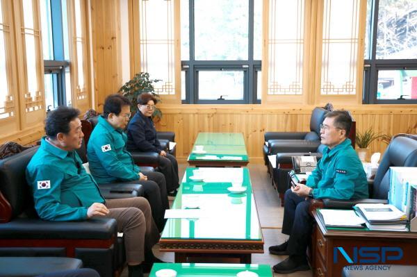 NSP통신-지난 3월 경북 북부지역에서 발생한 대형 산불로 큰 피해를 입은 청송군이 복구 작업을 진행하고 있다. (사진 = 청송군의회)