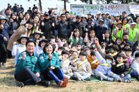[NSP PHOTO]시흥시, 식목일 기념 행복의 숲 나무 심기…수목 2300주 심어
