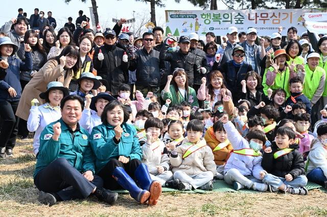 NSP통신-3일 시흥시가 제80회 식목일을 맞아 2025년 행복의 숲 나무 심기 행사를 진행했다. 사진은 임병택 시장이 행사 참여 관계자들과 기념촬영을 하고 있는 모습. (사진 = 시흥시)
