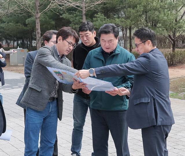 NSP통신-임병택 시흥시장이 관계 부서 직원들과 주민의견 해결 현장 방문 소통 행보를 하고 있다. (사진 = 시흥시)