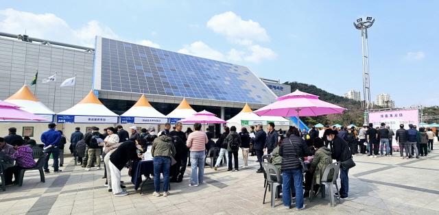 NSP통신-3일 광명시민체육관에서 2025 광명시 중장년 일자리 만남의 장이 진행되고 있다. (사진 = 광명시)