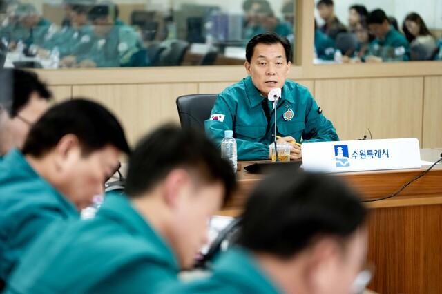 NSP통신-4일 이재준 수원시장이 긴급대책회의에서 발언을 하고 있다. (사진 = 수원시)