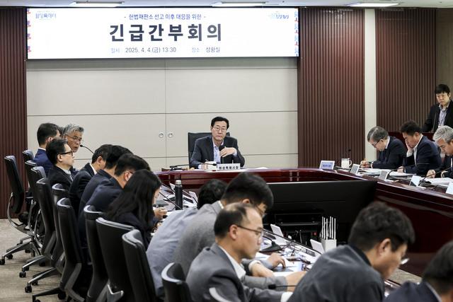 NSP통신-4일 정명근 화성시장(가운데)이 윤석열 대통령 탄핵에 따른 긴급간부회의에서 발언을 하고 있다. (사진 = 화성시)