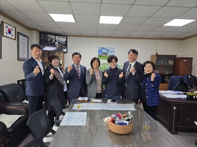 NSP통신-3일 수원시의회 장정희 기획경제위원장(왼쪽 네번째)과 윤명옥 기획경제부위원장(왼쪽 다섯번째) 및 새마을회원 단체장들이 기념촬영을 하는 모습. (사진 = 수원시의회)