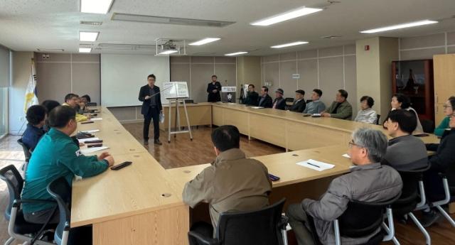 NSP통신-4일 분당구 판교동 행정복지센터에서 판교공원로 노상주차장 조성사업 관련 주민설명회를 열리고 있다. (사진 = 성남시)