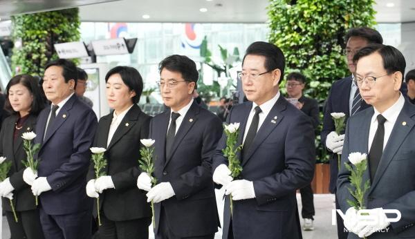 NSP통신-김영록 전라남도지사가 5일 무안국제공항에서 열린 12.29 제주항공 여객기 참사 100일 추모제에서 헌화하고 있다. (사진 = 전남도)