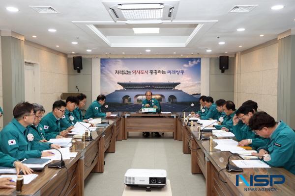 NSP통신-상주시는 지난 4일 시청 영상회의실에서 대통령 탄핵 인용 결정에 따라 선제적으로 대응하고자 긴급 대책회의를 개최하고 향후 시정 운영 방향과 공직기강 확립 방안에 대해 논의했다. (사진 = 상주시)