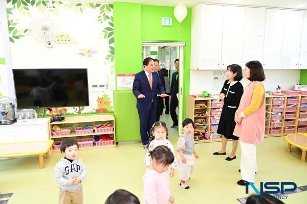 NSP통신-김천시 배낙호 신임 시장이 취임 후 미래 희망인 영유아들의 보육 현장을 점검하기 위해 지난 4일 김천율곡어린이집과 김천시 육아종합지원센터를 방문했다. (사진 = 김천시)
