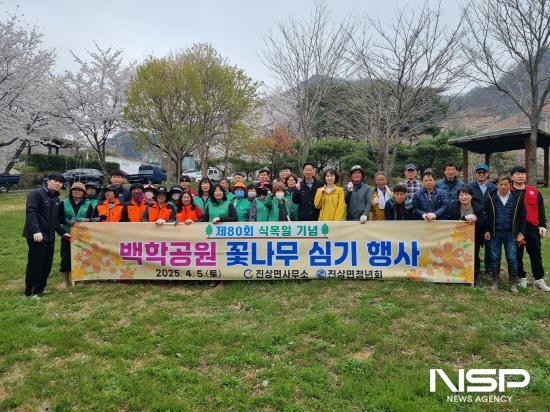 NSP통신-백학공원 꽃 식재 행사 참석자 기념 찰영 (사진 = 광양시청)