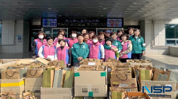 NSP통신-청송군은 생활개선청송군연합회 회원 60여 명이 지난 4일 산불 피해를 입은 이재민들을 돕기 위해 구호물품 500여 점을 배부했다고 밝혔다. (사진 = 청송군)