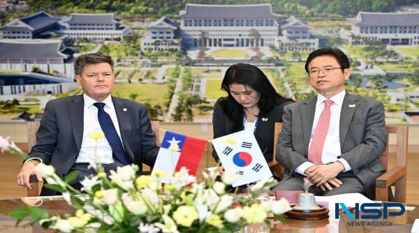 NSP통신-이철우 경상북도지사는 7일 도청을 방문한 마티아스 프랑케(Mathias Francke) 주한 칠레대사를 접견하고 2025 APEC 정상회의의 성공적인 경주 개최를 위한 협력 방안과 경상북도-칠레 간 경제·문화 교류 확대 등에 대해 환담했다. (사진 = 경상북도)
