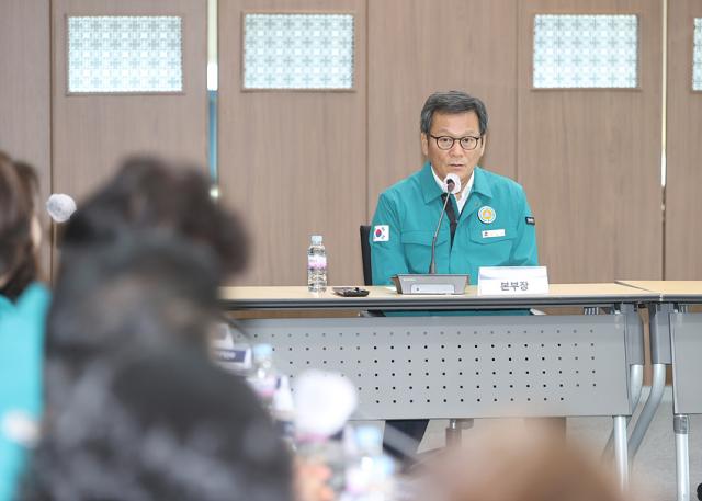 NSP통신-김홍규 강릉시장이 강풍 대비 긴급 대책회의를 진행하고 있는 모습. (사진 = 강릉시)
