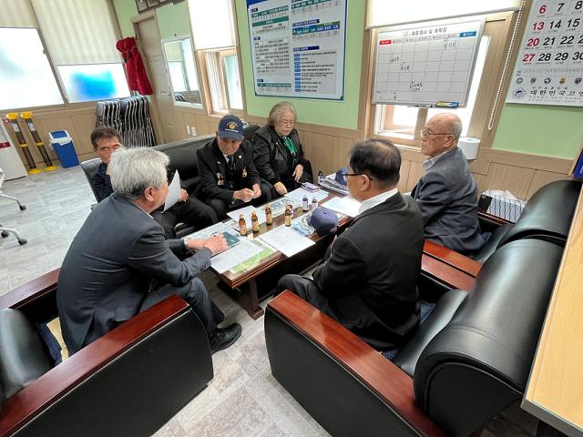 NSP통신-양양군에서 보훈단체협의회와 보훈회관 개선 및 현안논의를 위한 간담회를 진행하고 있는 모습. (사진 = 양양군)