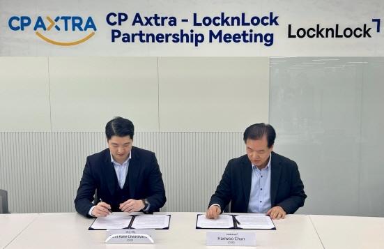 NSP통신-(좌)CP Axtra의 CEO Mr. Tanit Kane Chearavanont, (우) 락앤락 COO 천해우 부사장 (사진 = 락앤락 제공)