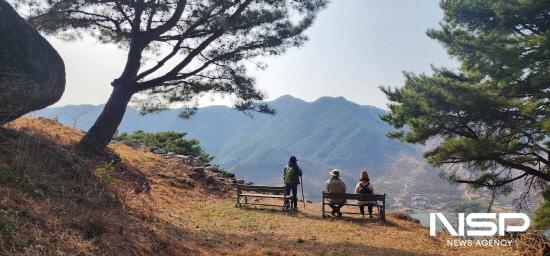 NSP통신-불암산성 벤치에서 물멍, 산멍을 즐기는 방문객들 (사진 = 광양시청)