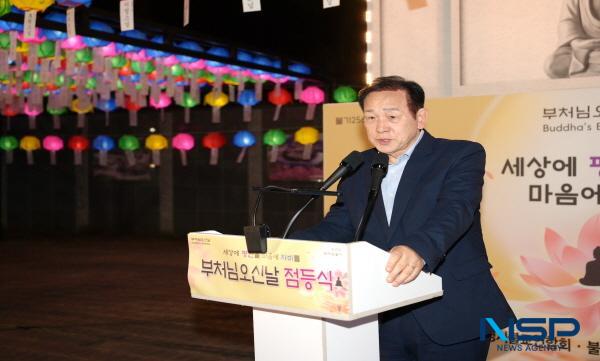 NSP통신-문경시불교연합회는 불기 2569년 부처님 오신 날(5월 5일)을 앞두고 지난 7일 오후 7시 30분에 모전공원 광장에서 봉축탑 점등식을 봉행했다. (사진 = 문경시)