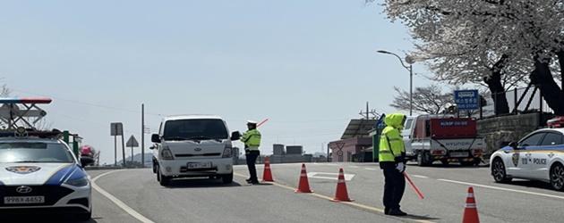 NSP통신-무안경찰이 음주운전 단속과 교통사고 예방을 위한 단속 및 홍보 활동을 하고 있다. (사진 = 무안경찰서)