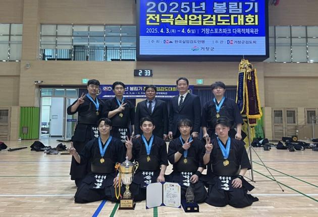 NSP통신-2025년 봉림기전국실업검도대회 단체전 우승 단체 사진 (사진 = 무안군)