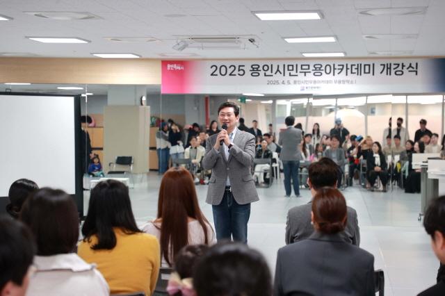 NSP통신-이상일 시장이 2025 용인시민무용아카데미 개강식에서 학생들을 격려하고 있다. (사진 = 용인문화재단)