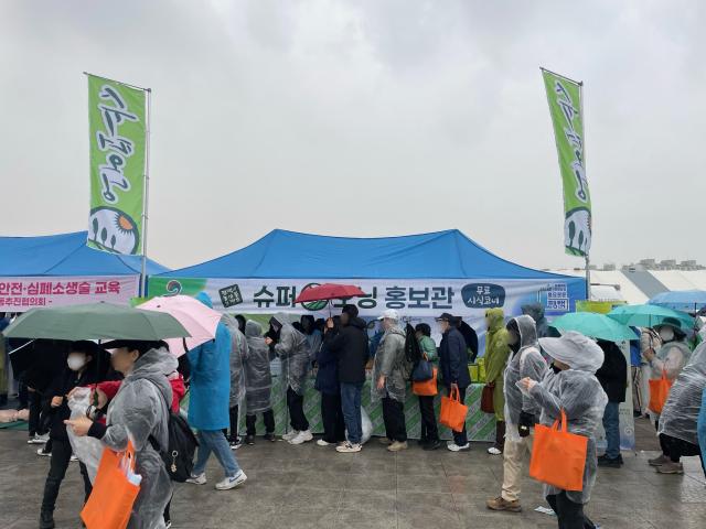 NSP통신-평택시 슈퍼오닝 농산물 홍보관 운영 모습. (사진 = 평택시)